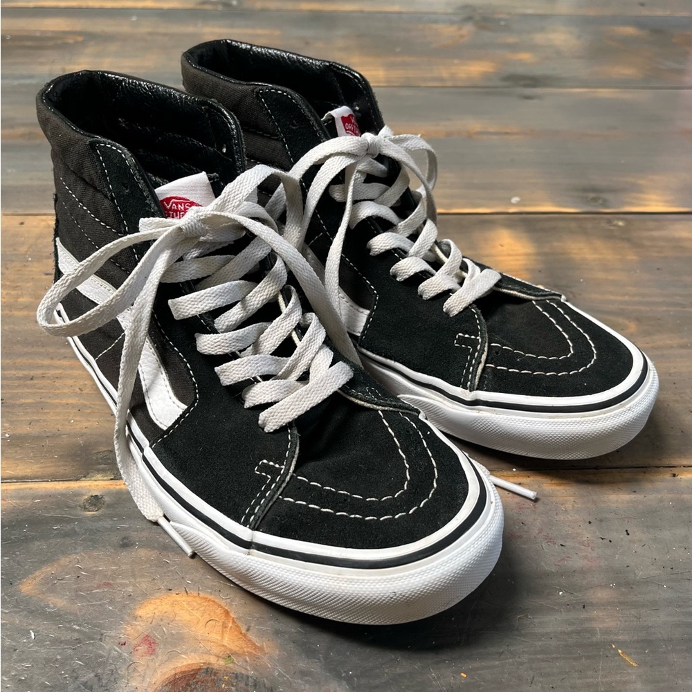 Women’s Sk8 Hi High top old skool Vans black and white